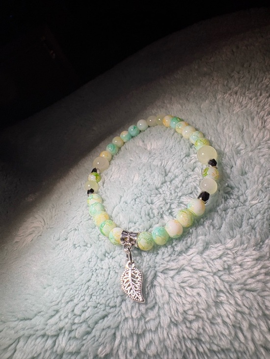 Handmade Jewelry - Leaf Charm Beaded Bracelet in Mint Green & Pale Yellow